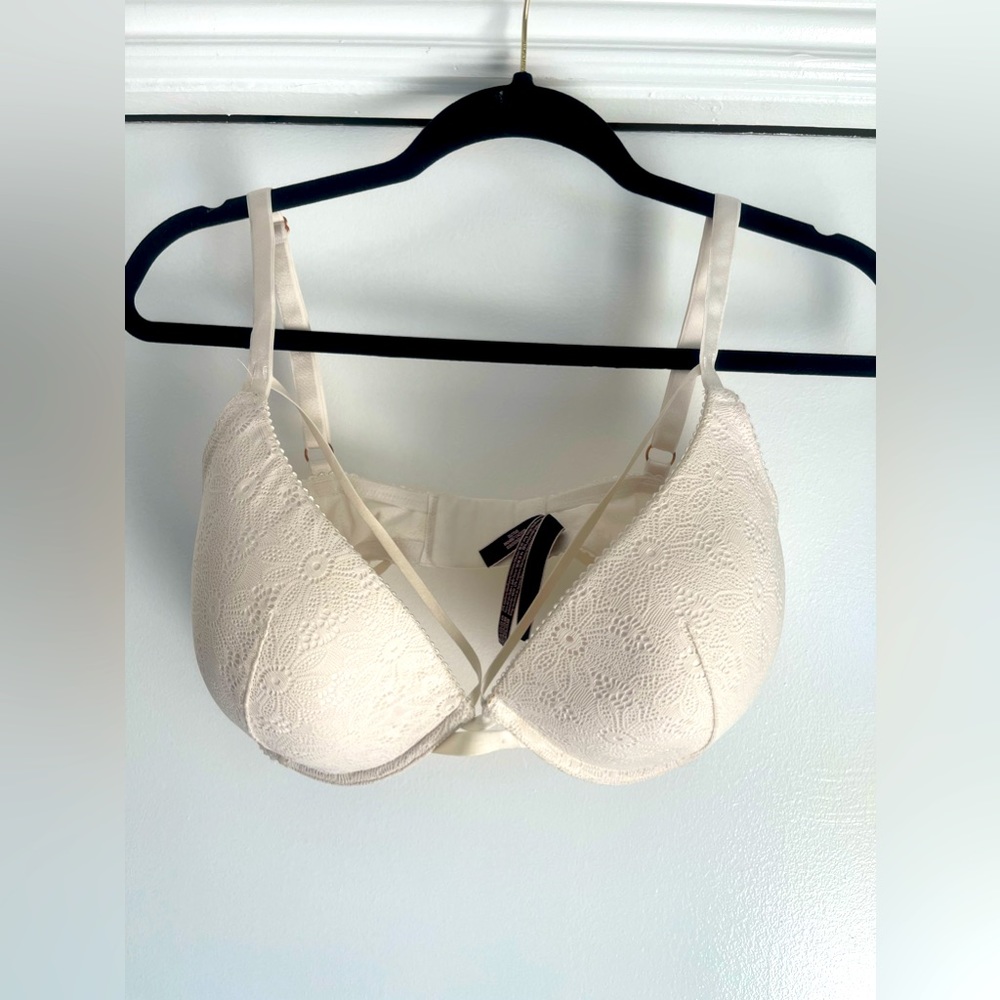 36DDD worn twice Victoria secret bra